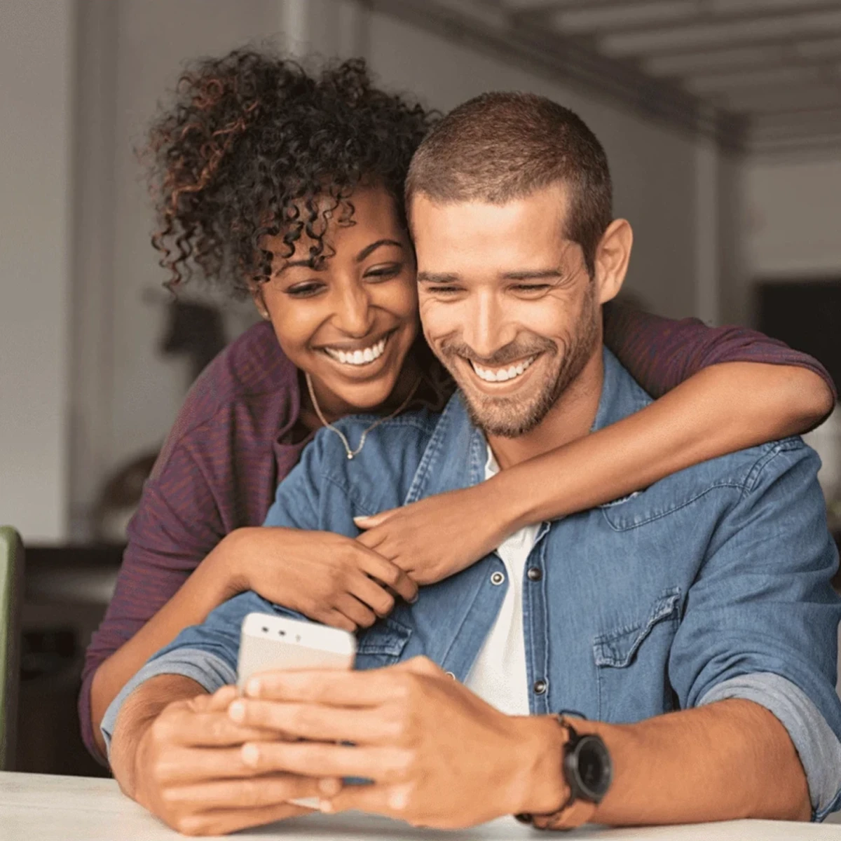 Uśmiechnięta para ciesząca się chwilą spędzoną razem